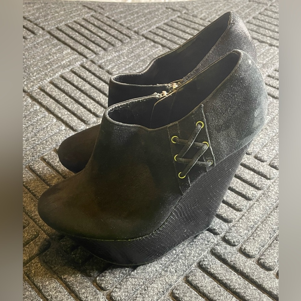Vintage Y2K Size 8 Wild Pair Textured Wedge Suede Black